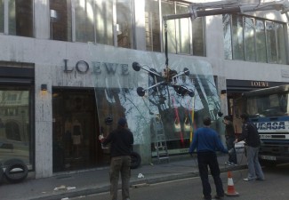 Reposición de los cristales antirrobo de la tienda Loewe de la Diagonal de Valladolid